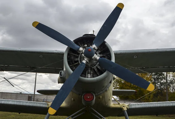 Motor Propeller Und Flügel Eines Alten Oldtimer Flugzeugs Gegen Bewölkten — Stockfoto