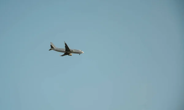 White Passenger Airplane Flight Blue Sky Landing Away Travel Transportation — Stock Photo, Image