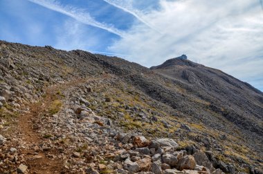 Kemer yakınlarındaki Tahtali Dağı 'nın tepesindeki kablo istasyonuna Türkiye' nin Taurus Dağları 'na bak