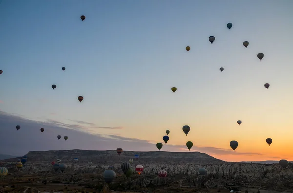 空にカッパドキア赤い谷の上を飛ぶ熱気球と山の中で日の出 トルコのゴーレムへの旅行 — ストック写真
