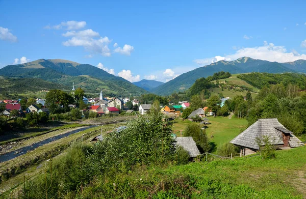 우크라이나 스카르파티아 리카바라는 마을의 언덕에 주택들 전통적 — 스톡 사진
