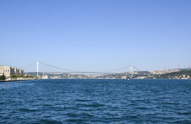 İstanbul 'daki Boğaz Köprüsü' nde su kenarındaki bir yolcu teknesinden.