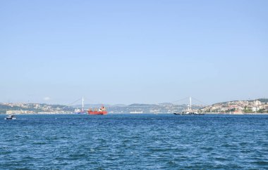İstanbul, Türkiye 'de İstanbul gemileriyle İstanbul Boğazı' ndan İstanbul Boğazı 'na kadar uzanan Boğaz Köprüsü manzarası