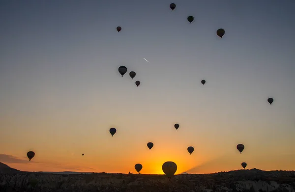Napfelkelte Hegyekben Hőlégballonokkal Repül Cappadocia Vörös Völgy Égen Utazás Goreme — Stock Fotó
