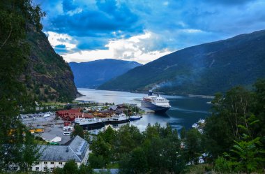 Panoramik görüntüden Flam Village 'ın limanına. Gezgin gemisiyle Fiyort turuyla ünlüdür. Aurlandsfjord, Norveç