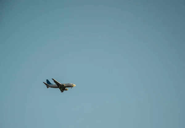 Imagem Avião Passageiros Transporte Branco Voando Céu Conceito Viagens Aéreas — Fotografia de Stock