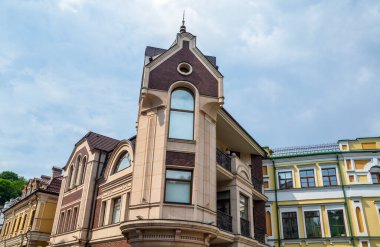 Seçkin Vozdvyzhenka ilçesinin merkezindeki Kyiv şehrinin çok renkli cepheli renkli konut binaları 