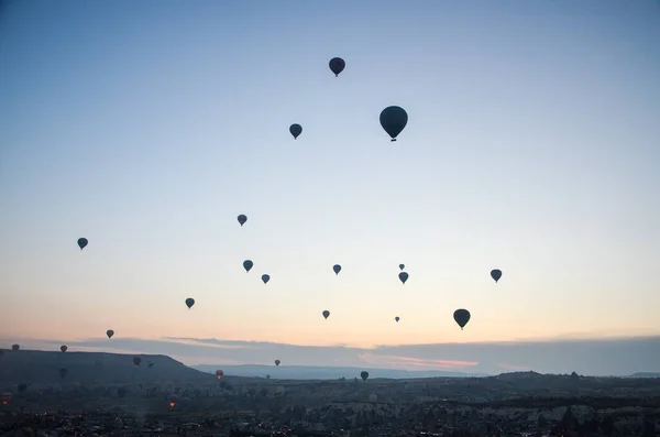 Napkeltekor Hőlégballonok Röpködnek Égen Völgyek Mentén Törökországi Goreme Cappadociában — Stock Fotó