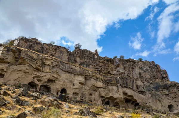 Ősi Kőfaragott Barlangházak Keresztény Templomok Rózsaszín Tufakőből Ihlara Valley Cappadocia — Stock Fotó