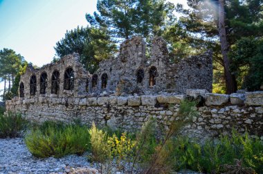 Lycia 'daki tarihi Antik Yunan kenti Olympmpos' un kalıntılarına bakın. Antalya 'nın Cirali köyü, Türkiye.