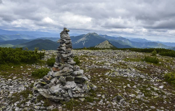 Kamenná Pyramida Popředí Překrásné Karpatské Hory Dovbushankovou Horou Pozadí Malebná — Stock fotografie