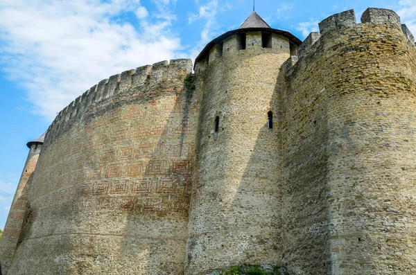 Vista Parede Pedra Alta Com Uma Torre Alta Castelo Medieval — Fotografia de Stock