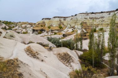 Cappadocia Vadisi 'nde görkemli renkli kaya oluşumları. Manzara popüler bir turistik cazibe ve doğa harikasıdır. Türkiye