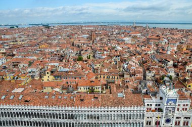 Çan Kulesi 'nin kırmızı kiremitli çatıları, St. Marks Meydanı şehir merkezi Venedik, İtalya' daki tarihi binalar..