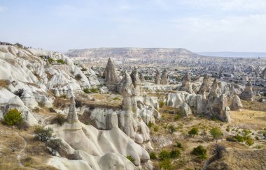 Goreme, Kapadokya, Türkiye 'deki Güvercin Vadisi' nin güvercinleriyle benzersiz jeolojik dağ oluşumları