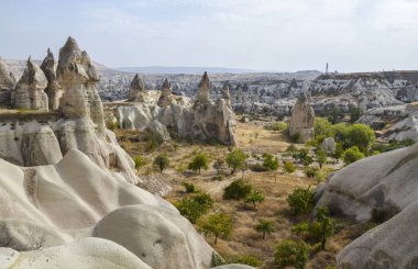 Goreme, Kapadokya, Türkiye 'deki Güvercin Vadisi' nin güvercinleriyle benzersiz jeolojik dağ oluşumları