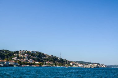 Boğaz 'ın kıyısındaki evlerde. İstanbul 'un lüks konut binaları ve yemek tekneleriyle güzel kıyı şeridi manzarası