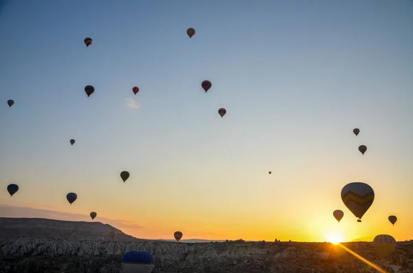 Napfelkelte Hegyekben Hőlégballonokkal Repül Cappadocia Vörös Völgy Égen Utazás Goreme — Stock Fotó