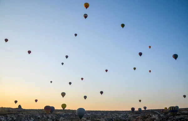 Napfelkelte Hegyekben Hőlégballonokkal Repül Cappadocia Vörös Völgy Égen Utazás Goreme — Stock Fotó