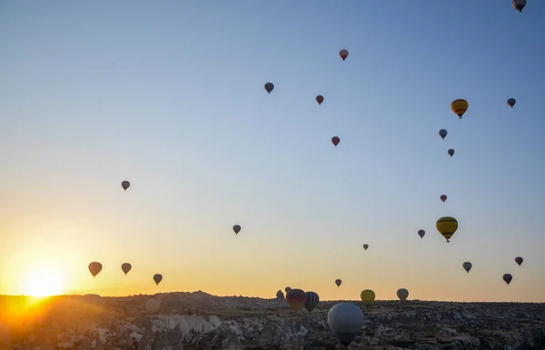 Napfelkelte Hegyekben Hőlégballonokkal Repül Cappadocia Vörös Völgy Égen Utazás Goreme — Stock Fotó