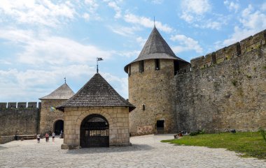 KHOTYN, UKRAINE - HAZİRAN 05, 2017: Khotyn kalesinin iç binaları ve kalesi ile avluda yürüyen turistler