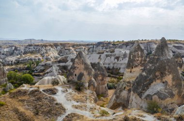Goreme, Kapadokya, Türkiye 'deki Güvercin Vadisi' nin güvercinleriyle benzersiz jeolojik dağ oluşumları