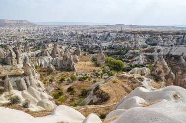 Goreme, Kapadokya, Türkiye 'deki Güvercin Vadisi' nin güvercinleriyle benzersiz jeolojik dağ oluşumları