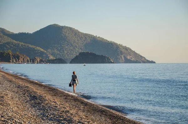 Una Niña Camina Por Playa Descalza Costa Del Mar Temprano — Foto de Stock