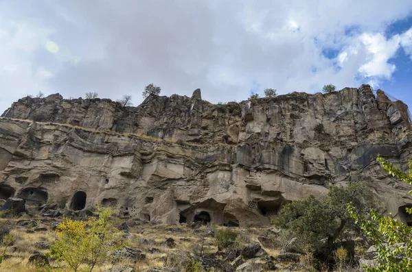 Αρχαία Πετρόκτιστα Σπηλαιόσπιτα Και Χριστιανικοί Ναοί Κομμένα Ροζ Τούφα Κοιλάδα — Φωτογραφία Αρχείου