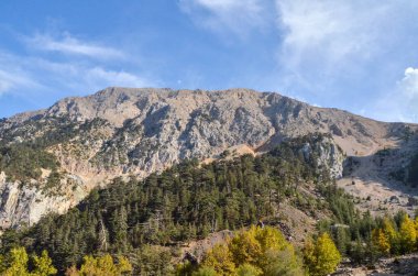 Dağların ve vadilerin panoramik manzarası, Lycian Yolu üzerindeki güzel doğa. Yürüyüş Dağları Keyif Türkiye