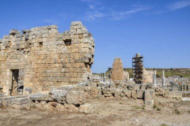 Türkiye 'nin Antalya kentindeki antik Perge kentinin Yunan ve Roma yapılarının kalıntıları