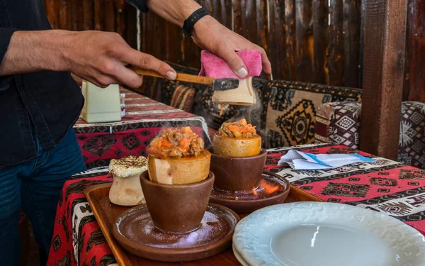 Ulusal Türk yemeği, Testi kebabı adı verilen kil bir tencerede pişirildi..