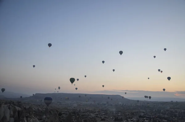 トルコ ゴーメのカッパドキアの谷に沿って空を飛ぶ日の出の熱気球 — ストック写真