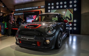 MUNICH, GERMANY - 24 EYLÜL 2013: Mini John Cooper Münih Olimpiyat Parkı 'ndaki BMW Welt sergisinde pratisyen hte çalışıyor.