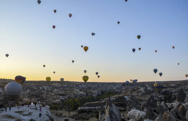 Goreme Turkey Október 2018 Napfelkelte Hegyekben Hőlégballonok Repül Cappadocia Vörös — Stock Fotó