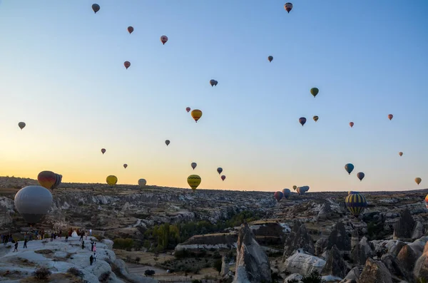 Goreme Turkey Október 2018 Napfelkelte Hegyekben Hőlégballonok Repül Cappadocia Vörös — Stock Fotó