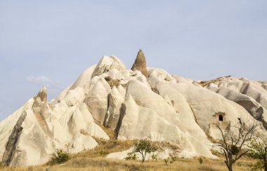 Türkiye 'nin Kapadokya Vadisi' ndeki antik aşınmış beyaz ve pembe kumtaşı oluşumlarının güzel manzarası
