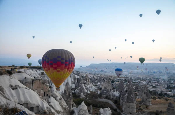 Színes Hőlégballonok Röpködnek Sziklák Völgyek Felett Reggeli Ködben Cappadociában Anatóliában — Stock Fotó