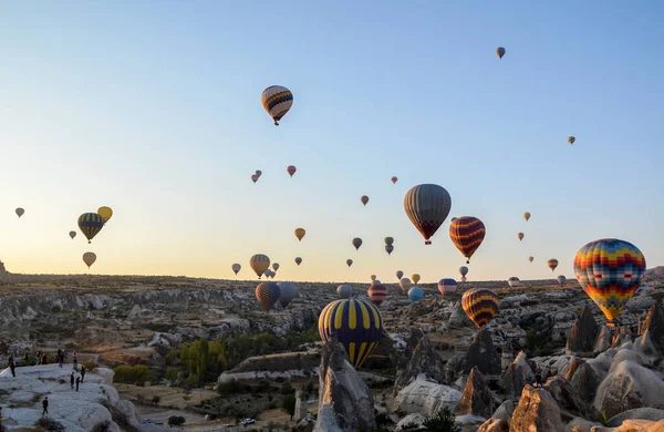 Lever Soleil Dans Les Montagnes Avec Des Montgolfières Volant Dessus — Photo