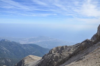 Kayalıkların, plajların ve denizin üstünden bak. Türkiye dağlarındaki güzel doğa manzaraları. Lycian tarzı yürüyüşçüler arasında meşhurdur..
