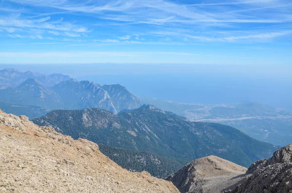 Kayalıkların, plajların ve denizin üstünden bak. Türkiye dağlarındaki güzel doğa manzaraları. Lycian tarzı yürüyüşçüler arasında meşhurdur..