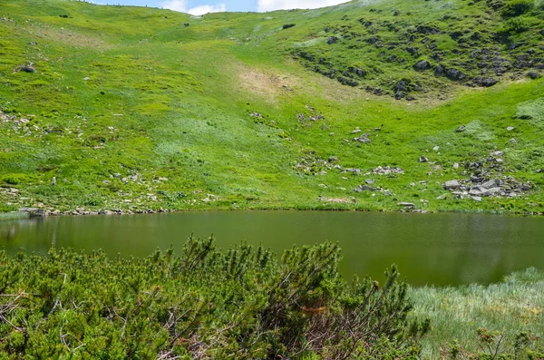 Destino Popular Senderismo Alpino Lago Montaña Nesamovyte Situado Barranco Montaña —  Fotos de Stock