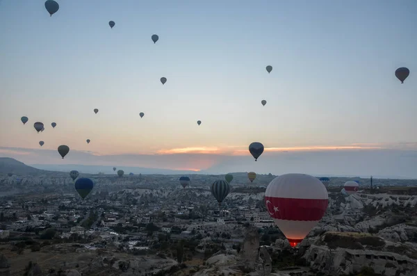 Színes Hőlégballonok Röpködnek Völgy Felett Sziklaképződmények Tündérkéményekkel Goreme Közelében Cappadocia — Stock Fotó