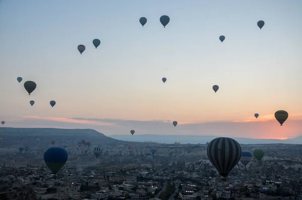 Palloni Aerostatici Colorati Che Sorvolano Valle Formazioni Rocciose Con Camini — Foto Stock