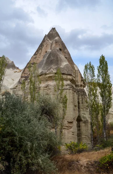 Goreme Kapadokya Türkiye Deki Peri Bacalarıyla Eşsiz Güzel Dağ Manzarasının — Stok fotoğraf