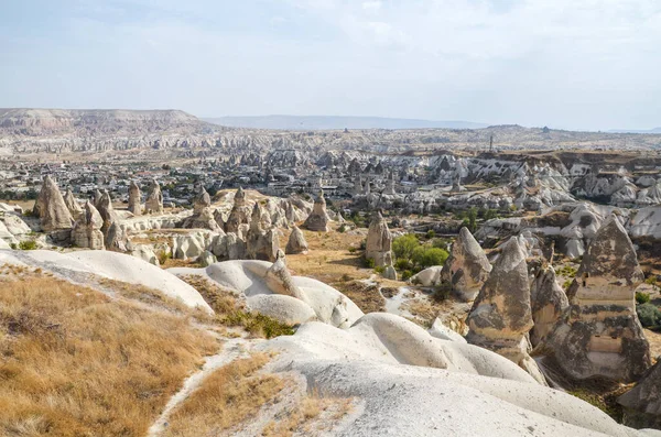Goreme, Kapadokya, Türkiye 'deki Güvercin Vadisi' nin güvercinleriyle benzersiz jeolojik dağ oluşumları
