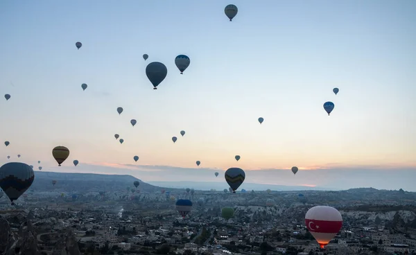 Palloni Aerostatici Colorati Che Sorvolano Paesaggio Roccioso Vallivo All Alba — Foto Stock