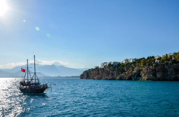 Barco Turístico Con Bandera Turca Flotando Mar Mediterráneo Ciudad Antalya — Foto de Stock