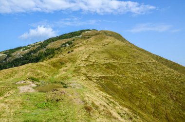 Karpatlar 'ın en büyük ve en güzel dağlarından biri olan Strymba Dağı' ndaki küçük göl son derece popüler bir turizm merkezidir. Ukrayna, Transcarpathia, Kolochava köyü yakınlarında yer almaktadır.