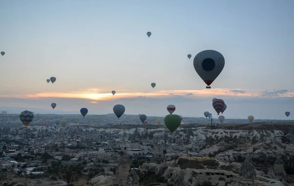 Palloni Aerostatici Colorati Che Sorvolano Valle Formazioni Rocciose Con Camini — Foto Stock